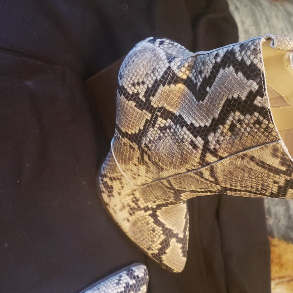 Shoes - Picture 3 of 4